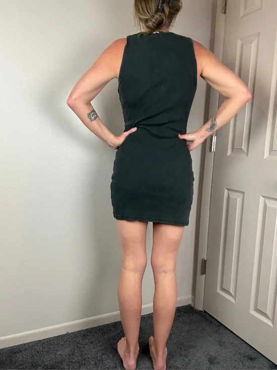 Ribbed sleeveless bodycon tank dress, feat. figure-hugging silhouette size Large - Picture 2 of 10